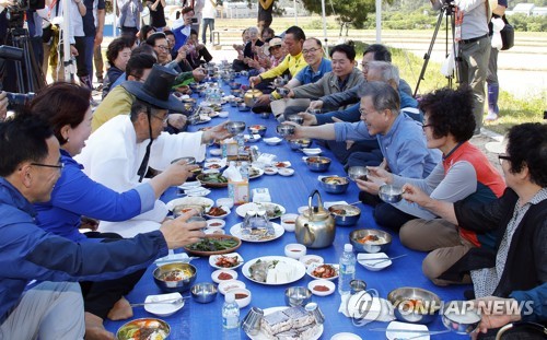 文대통령, 밀짚모자 쓰고 이앙기 몰며 모내기…"올해 대풍 될듯"