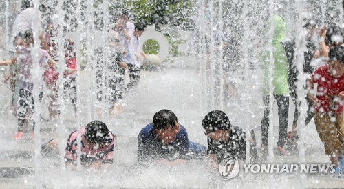 "봄이 사라졌어요"…5월 33도 폭염에 주말 '피서 인파'