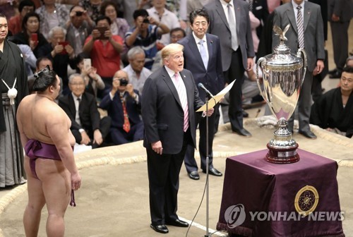 환대받은 트럼프·무역협상 유예 얻은 아베…"과잉 접대" 비판도