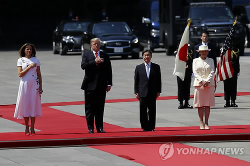 일왕, 첫국빈 트럼프 만나 외교무대 데뷔…왕비 영어실력 화제