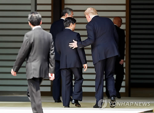 일왕, 첫국빈 트럼프 만나 외교무대 데뷔…왕비 영어실력 화제