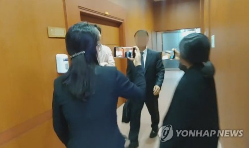 외교부, '한미정상 통화유출' 외교관·강효상 의원 형사고발키로