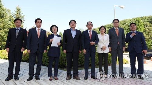 한국당, 서훈 '정치관여 금지' 위반으로 檢 고발