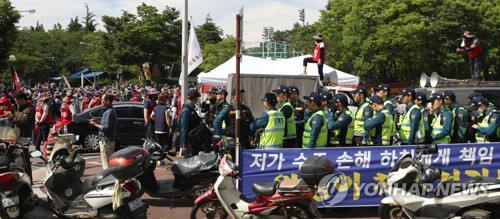 현대중 노조, '물적분할 저지' 사흘째 주총장 점거농성