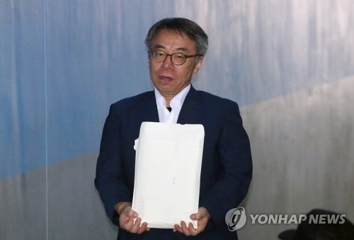 양승태·박병대·고영한 나란히 피고인석에…"직업 없습니다"