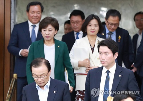 강효상 통화유출·서훈-양정철 회동 공방…여야 '강대강' 대치