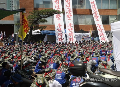 현대중 농성장에 노동자들 속속 집결…경찰도 4000여명 배치