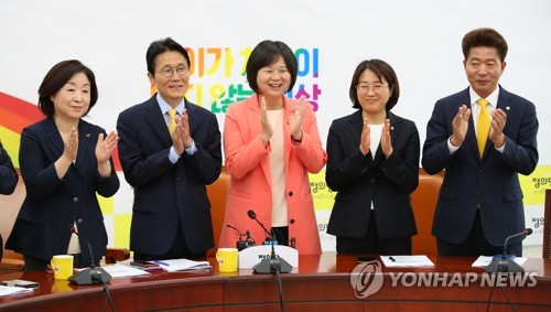 정의, 윤소하 원내대표 합의 추대…임기 1년 연장
