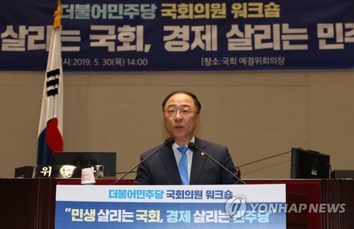 홍남기 "국가채무비율, 내년 40% 넘기고 2022년엔 45% 예상"