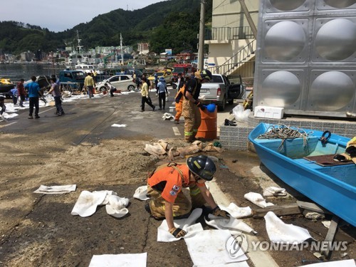 울릉 기름저장탱크서 경유 300ℓ 육상·바다 유출…긴급 방제