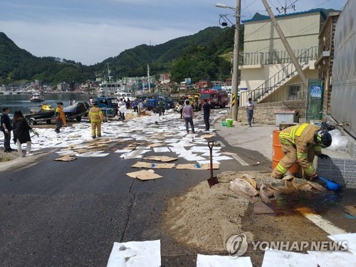 울릉 기름저장탱크서 경유 300ℓ 육상·바다 유출…긴급 방제