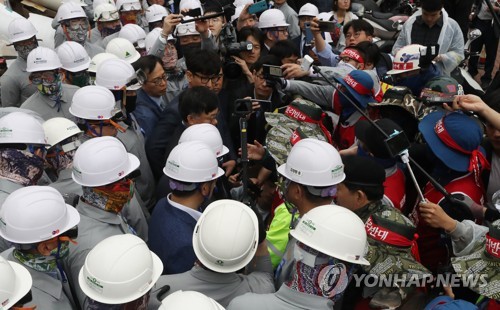 현대중공업, 주총장 진입 시도…본사 정문서도 노사 대치