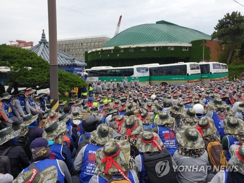 현대중공업, 주총장 진입 시도…본사 정문서도 노사 대치