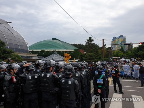 현대중공업, 주총장 진입 시도…본사 정문서도 노사 대치