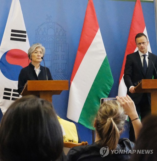 헝가리 외교장관 "선체인양 온힘 다할 것…유족·생존자도 지원"