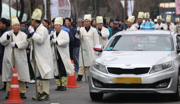 카풀 서비스 시행에 반대하며 올해 1월 광화문역 앞에서 분신한 택시기사 임모씨의 영결식이  지난 3월 21일 서울 여의도 국회 앞에서 열렸다. 15일 서울광장 근처에서 택시기사가 또 다시 분신해 숨지는 일이 발생했다. (사진=연합뉴스)