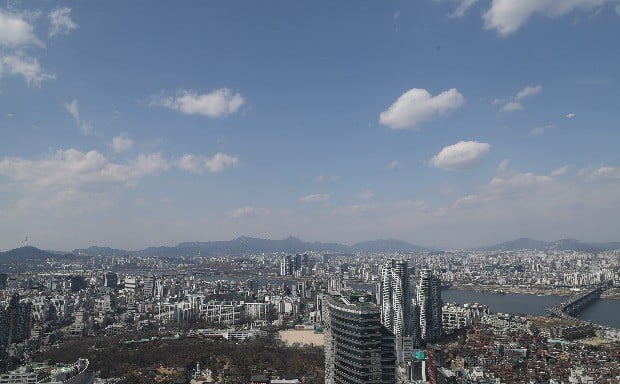 서울 강남구 삼성동 트레이드타워에서 바라본 서울 하늘의 모습.(사진=연합뉴스)