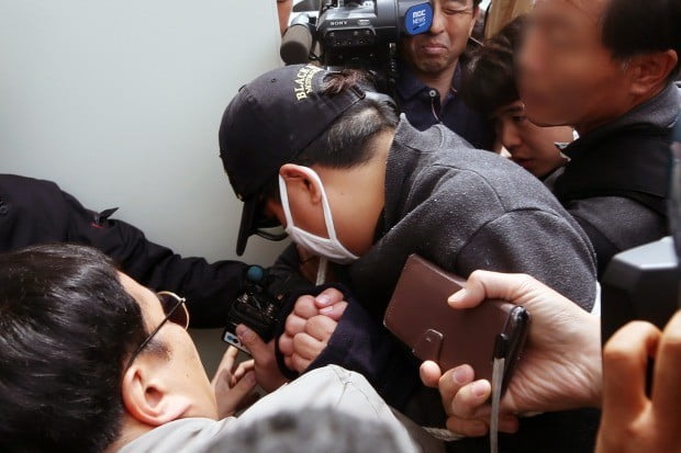 법정 들어가는 '의붓딸 살해' 계부 (사진=연합뉴스)