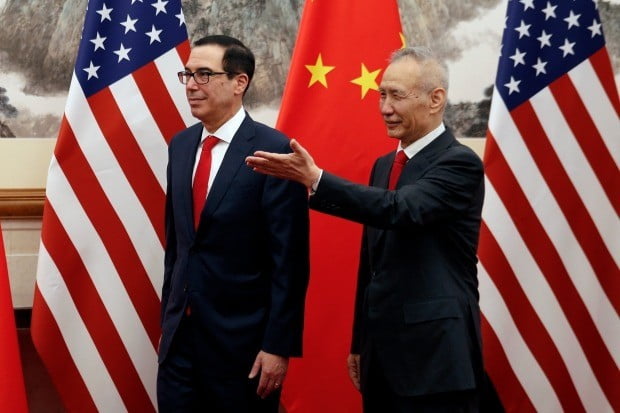 (사진 왼쪽부터)  미국의 스티븐 므누신 재무장관, 중국의 류허 부총리.(사진=연합뉴스)