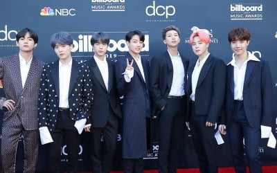 방탄소년단, '빌보드 어워즈' 톱 그룹상 등 2관왕…K팝 새 역사