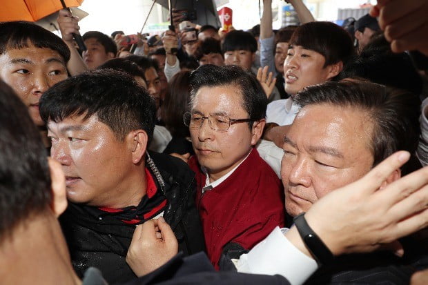 황교안 자유한국당 대표가 3일 광주에서 시민들의 항의를 받으며 역사로 이동하고 있다. / 사진=연합뉴스