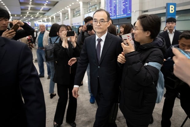 < 공항 나서는 문무일 총장 > 검·경 수사권 조정 법안이 민주주의 원리에 반한다는 입장을 공개적으로 밝힌 문무일 검찰총장이 4일 오전 인천국제공항을 통해 귀국 후 공항을 나서고 있다. 사진=연합뉴스