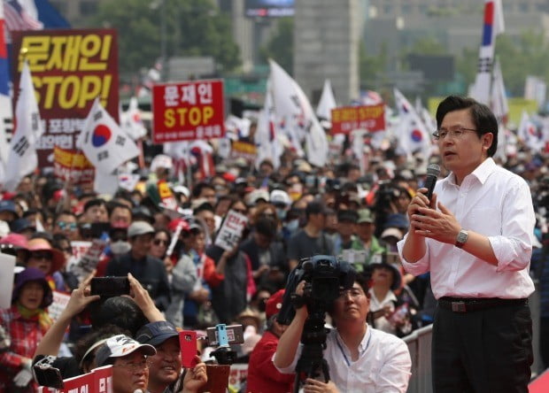 자유한국당 황교안 대표가 4일 서울 광화문광장 일대에서 열린 '문재인 STOP, 국민이 심판합니다' 3차 장외집회에서 연설하고 있다. / 사진=연합뉴스