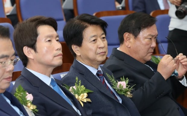 더불어민주당 노웅래(왼쪽 두 번째), 이인영(오른쪽 두 번째) 원내대표 후보.