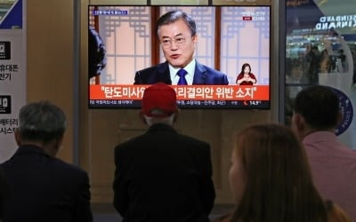 문 대통령 '최저임금 인상 속도조절' 시사