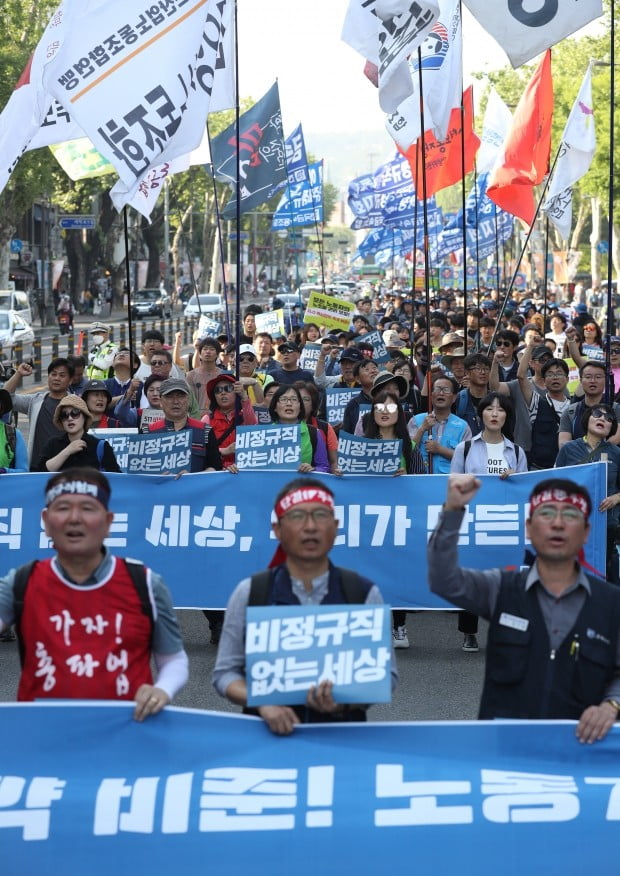 11일 오후 서울 종로구 대학로 마로니에 공원 앞에서 열린 민주노총 결의대회 참가자들이 비정규직 철폐 등을 촉구하며 행진하고 있다. /사진=연합뉴스