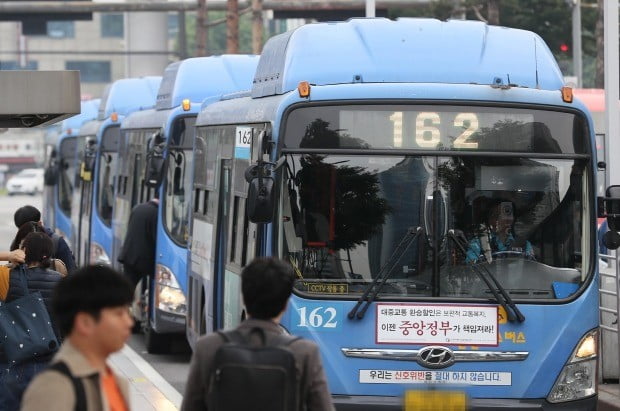 전국의 버스노조가 15일 파업 예고 시점을 전후해 파업을 철회·유보하면서 우려가 짙었던 전국적인 출근길 버스 대란을 면했다. 홀로 버스 운행중단에 나섰던 울산 버스노조는 막판 진통 끝에 협상을 타결했다.(사진=연합뉴스)