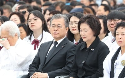 文대통령 "광주 학살, 깊이 사과…5·18 부정 망언 부끄럽다"