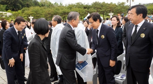 5·18 기념식의 문 대통령과 황교안 대표 (사진=연합뉴스)