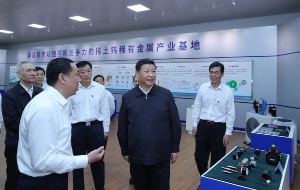 시진핑 중국 국가 주석(가운데)이 희토류 산업 시설을 둘러보고 있다. 사진=연합뉴스