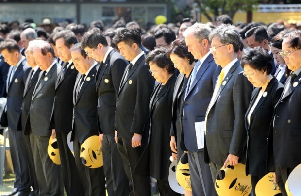 묵념하는 김정숙 여사와 부시 전 미국 대통령/사진=연합뉴스