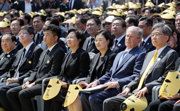 김정숙 여사와 부시 전 미국 대통령이 23일 오후 경남 김해 봉하마을에서 열린 노무현 전 대통령 서거 10주기 추도식에 참석해 있다. /사진=연합뉴스