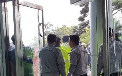 현대중공업 노조, 울산 주주총회장 점거…"법인분할 중단하라"