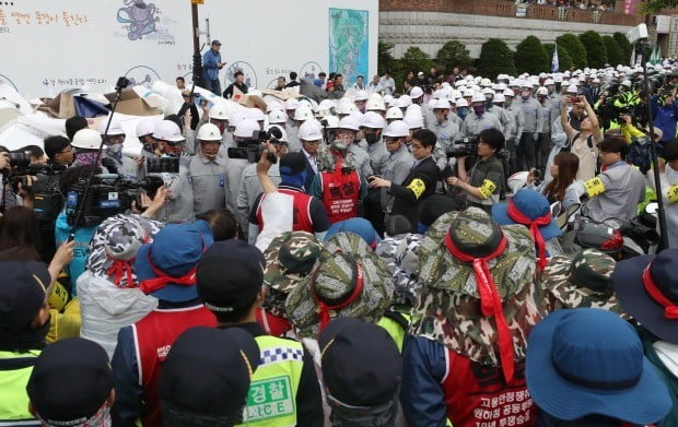 현대중공업 법인분할(물적분할)을 다룰 임시 주주총회를 앞두고 노사간 대립이 극한으로 치닫고 있다. 주주 등 500여명은 이날 오전 주총장 진입을 시도했으나 주총장 안팎을 점거한 노조에 막혀 대치 중이다.(사진=연합뉴스)