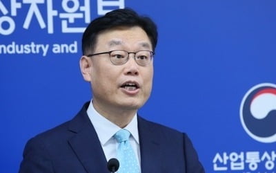 수출 5개월째 하락에도 물량 석달만에 증가…반등 준비하나