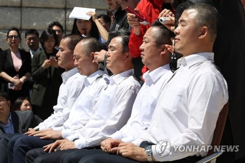 한국당, '패스트트랙 무효' 집단삭발…"사생취의 결기"