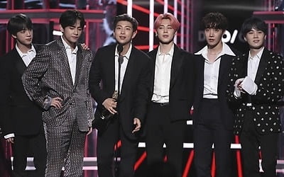 BTS, 빌보드어워즈 톱그룹상 등 2관왕…할시와 공연 '함성'