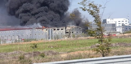 김포 화재, 학운산단 플라스틱공장서 불…소방당국 진압 시도 / 사진=연합뉴스