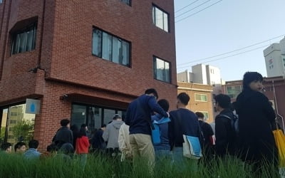 블루보틀 드디어 한국 왔다…성수동 1호점 새벽부터 줄서기