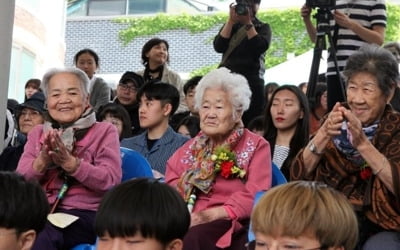 위안부 피해 할머니들의 아름다운 봄날…나눔의 집서 효 잔치