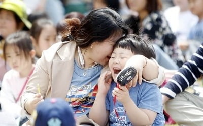 여야 "안심하고 아이 키울 수 있는 나라"…정책적 노력 다짐