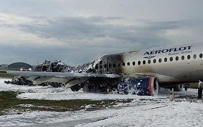 78명 탄 러시아機 '낙뢰' 맞고 비상착륙중 불…사망 41명