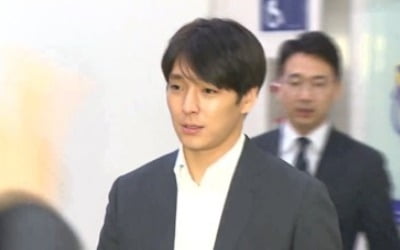 '집단성폭행 의혹' 최종훈 영장심사 출석…질문에 묵묵부답