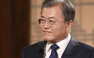 文대통령 "노인 일자리, 나쁜 일자리라도 없는 것보다 낫다"