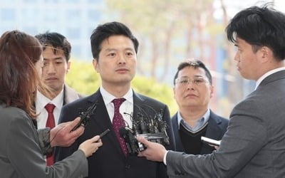 '명예훼손 피소' 김태우 前수사관 경찰 출석…"대질조사 원해"