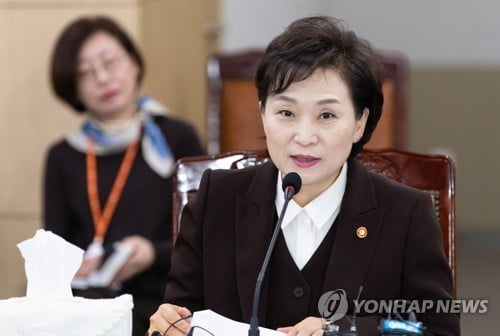 김현미 "국토부 시즌2…공사장 임금직불제·안전관리 챙겨달라"